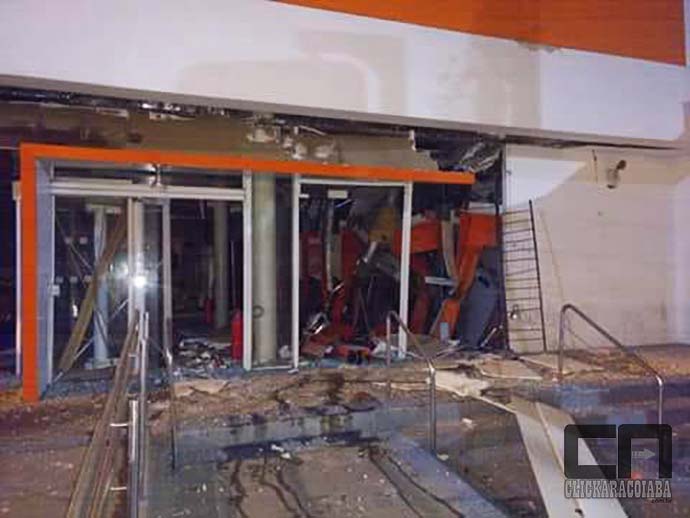 Agência Itaú instantes após a explosão - Foto: Well Camargo