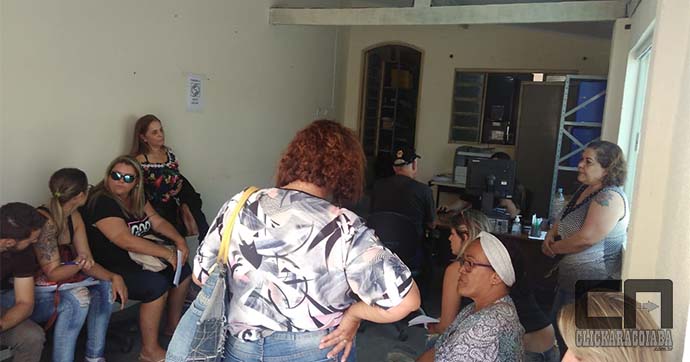 Vitimas do golpe na Delegacia de Araçoiaba registrando B.O.